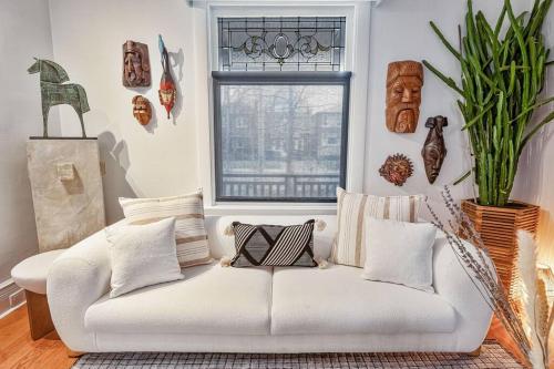 uma sala de estar com um sofá branco e uma janela em Exquisite Luxury Estate - Steps to Downtown em Toronto