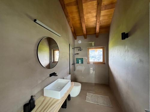 ein Bad mit einem Waschbecken und einem Spiegel in der Unterkunft Caserío Bizkar in Aia