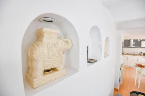 un mur blanc avec une horloge dans une pièce dans l'établissement T3 au calme près du stade Vélodrome, à Marseille