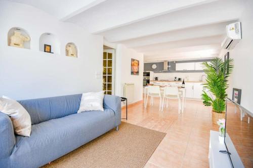 un salon avec un canapé bleu et une cuisine dans l'établissement T3 au calme près du stade Vélodrome, à Marseille