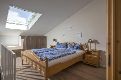 オーバーアウドルフにあるBergschlössl - Maissonettwohnung 19のベッドルーム1室(青い枕のベッド1台、窓付)