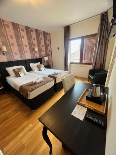 Postel nebo postele na pokoji v ubytování Hotel Le Divona "au coeur de Divonne"