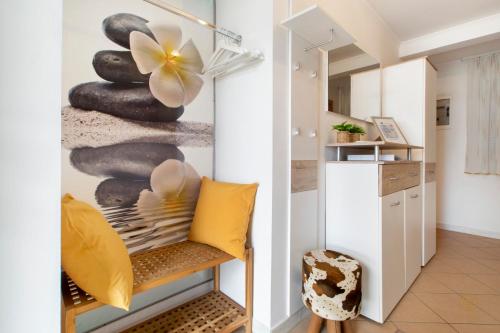 una habitación con una pared con una pintura de algunas rocas en Bella Istria Apartment, en Korte