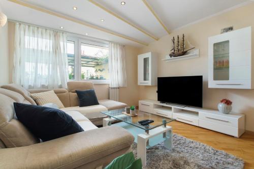 a living room with a couch and a tv at Bella Istria Apartment in Korte