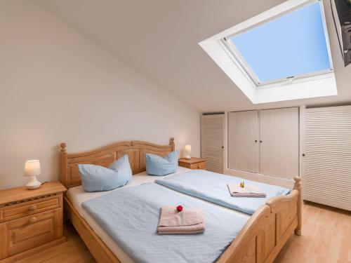 um quarto com uma cama com duas toalhas em Bergschlössl - Appartment 25 mit Traumblick über das Inntal em Oberaudorf