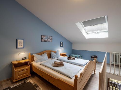 ein Schlafzimmer mit einem Bett und einem Dachfenster in der Unterkunft Bergschlössl - Massionettwohnung 12 in Oberaudorf
