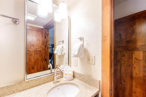 a bathroom with a sink and a mirror at Lodge at Steamboat C107 in Steamboat Springs