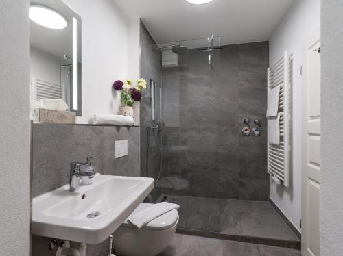 Bathroom sa Moderne Bergstube mit 2 Schlafzimmer und großen Balkon