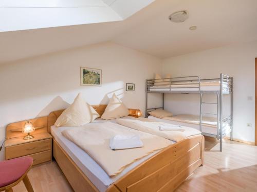 - une chambre avec 2 lits superposés et un bureau dans l'établissement Ferienwohnanlage Oberaudorf F8 mit Hallenbad und Sauna, à Oberaudorf