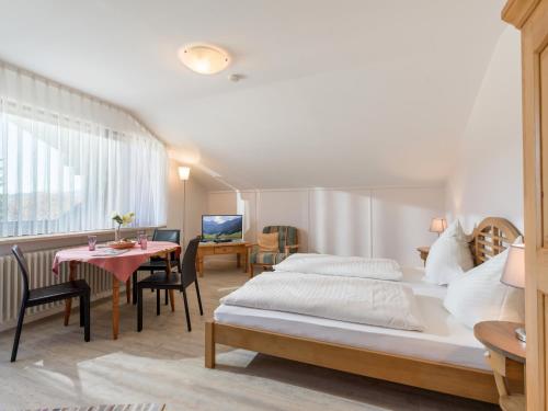 - une chambre avec 2 lits et une table avec un bureau dans l'établissement Ferienwohnanlage-Oberaudorf 1 Zimmer App E 8 mit Hallenbad und Sauna, à Oberaudorf