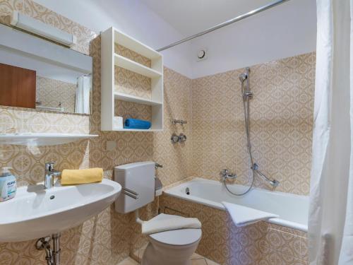 e bagno con lavandino, servizi igienici e doccia. di Ferienwohnanlage Oberaudorf C 2 mit Hallenbad und Sauna a Oberaudorf