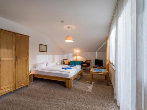 - une chambre avec un lit, un bureau et une chaise dans l'établissement Ferienwohnanlage Oberaudorf C7 mit Hallenbad und Sauna, à Oberaudorf