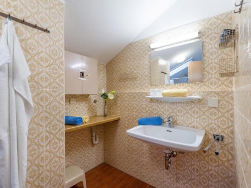 uma casa de banho com um lavatório e um espelho em Ferienwohnanlage Oberaudorf E7 mit 2 Schlafzimmer und Hallenbad em Oberaudorf