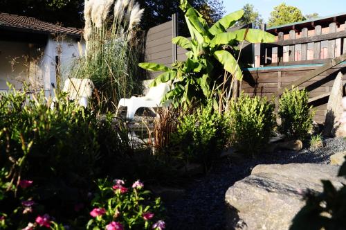 einen Garten mit einem weißen Stuhl vor einem Zaun in der Unterkunft Fewo-Eifelfroh in Gunderath