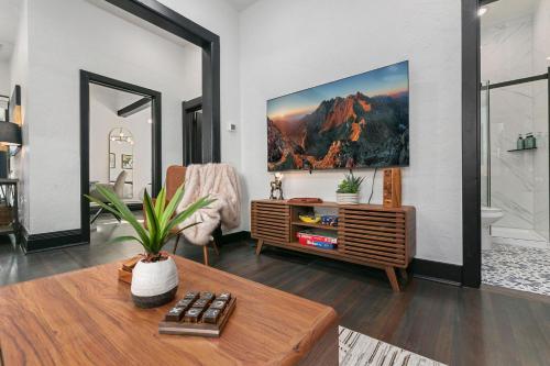 Χώρος καθιστικού στο Old Town Retreat with Hot Tub - Steps from CSU!