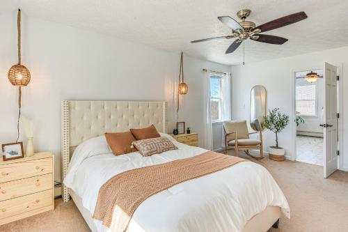 1 dormitorio con 1 cama y ventilador de techo en Massive and Modern Coudersport Getaway on 23 Acres! en Coudersport