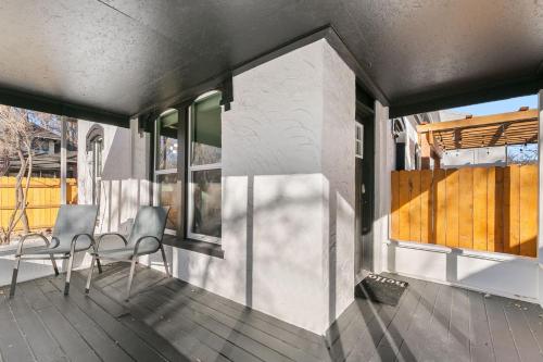 Μπαλκόνι ή βεράντα στο Old Town Retreat with Hot Tub - Steps from CSU!