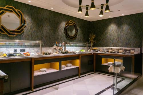 W łazience znajduje się blat z umywalką i lustrem. w obiekcie DoubleTree by Hilton Madrid-Prado w Madrycie