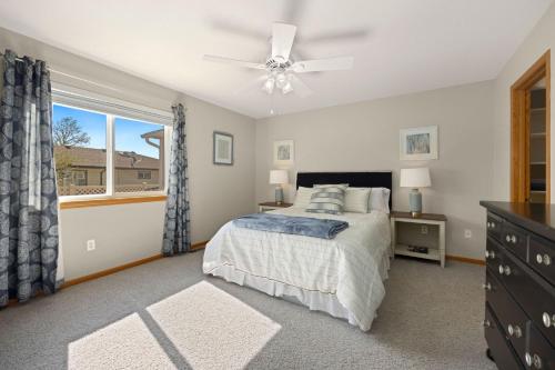um quarto com uma cama e uma ventoinha de tecto em Charming Home with RV Parking - 30 miles from RMNP! em Loveland