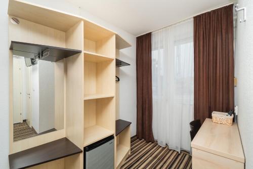 um quarto com uma sala de vestir e uma janela em ParkCity rooms em Sibenik