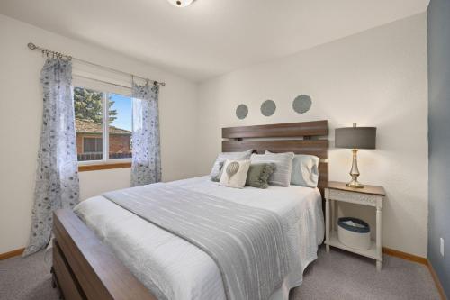 um quarto com uma cama branca e uma janela em Charming Home with RV Parking - 30 miles from RMNP! em Loveland