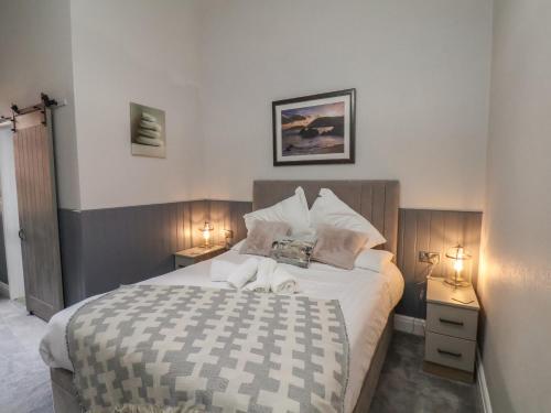 ein Schlafzimmer mit einem großen Bett mit zwei Nachttischen in der Unterkunft Archie's Anchor in Scarborough