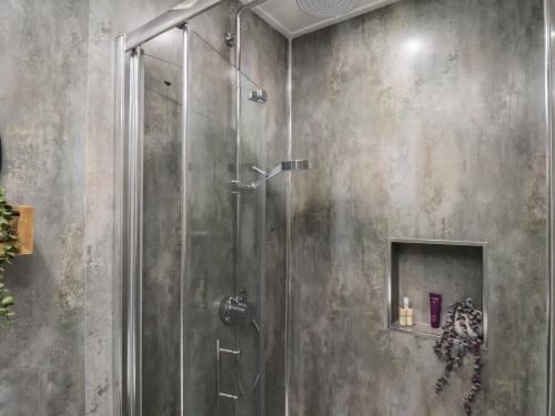 eine Dusche mit Glastür im Bad in der Unterkunft Archie's Anchor in Scarborough