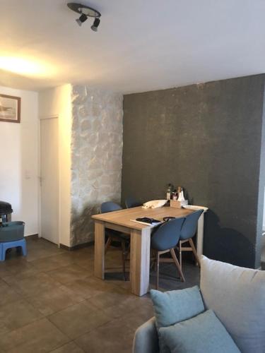 - un salon avec une table et un lavabo dans l'établissement Chez Steph, à Léguevin