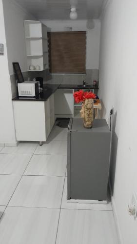 een keuken met een koelkast en een aanrechtblad bij 17 driffield road in East London