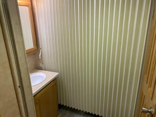 BenzoniaにあるBetsie -35Ft RV Camper in Woods -Firepit & Hot Tubのギャラリーの写真