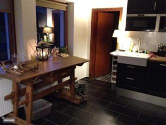 cocina con mesa de madera y fregadero en Haus Dupont en Winterberg