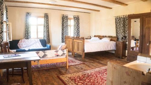 ein Wohnzimmer mit einem Bett und einem Sofa in der Unterkunft Michelsberger Haus in Michelsberg