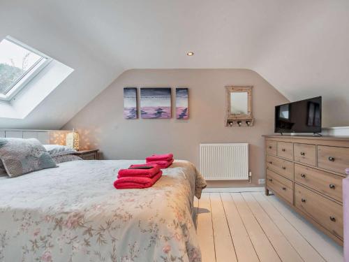 - une chambre avec un lit et des serviettes rouges dans l'établissement 2 Bed in Neyland 43430, à Llanstadwell
