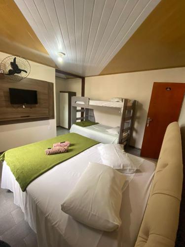 a bedroom with two bunk beds in a room at Vitória Center Plaza Praça in Nova Friburgo