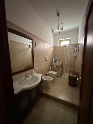 Ein Badezimmer in der Unterkunft appartamento vicino al mare
