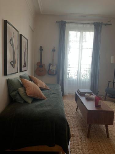 une chambre avec un lit, une table et une fenêtre dans l'établissement Appart sympa, à Paris