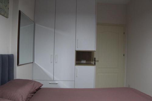 Una cama o camas en una habitación de Sirel Home