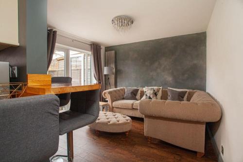 a living room with two couches and a table at Three Bedroom House, Driveway, Bracknell Centre in Bracknell