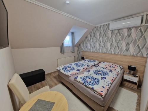 Giường trong phòng chung tại Hajnalka vendégház