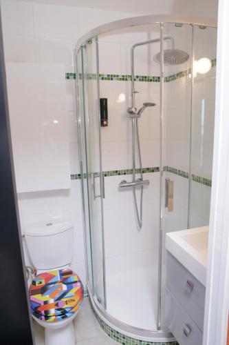 une douche dans une salle de bain avec toilettes et lavabo dans l'établissement Centre port,vue panoramique,Clim,Balcon,wifi, au Cap d'Agde