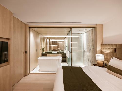 a hotel room with a bed and a bathroom at Pulso Hotel Faria Lima in Sao Paulo