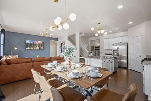 Dapur atau dapur kecil di NEW! Family-friendly Home with Pool Table, King Beds