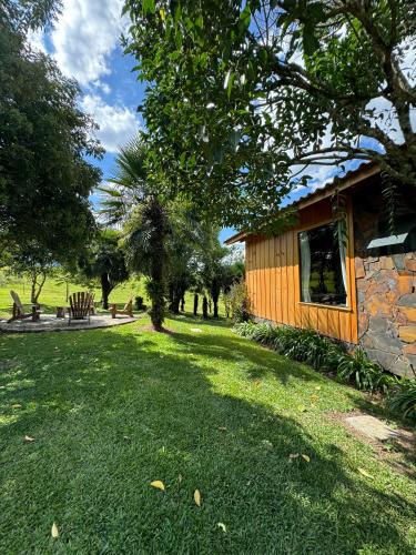 Taman di luar Cabana Gala única exclusiva no Vale das Macieiras