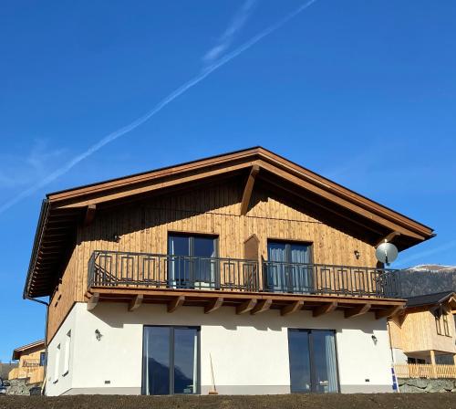 ein Haus mit Balkon darüber in der Unterkunft Naturparadies Pressegger See - Nassfeld - Weissensee in Hermagor