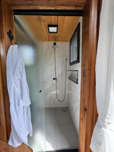 Bilik mandi di Cabana Gala única exclusiva no Vale das Macieiras