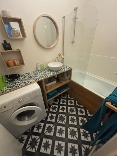 een badkamer met een toilet, een wastafel en een douche bij Splendide appartement 40m2 familial cabourg in Cabourg
