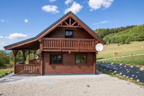 Cabaña de madera con porche en una colina en Chata Michaela Ľubietová, en ľubietová