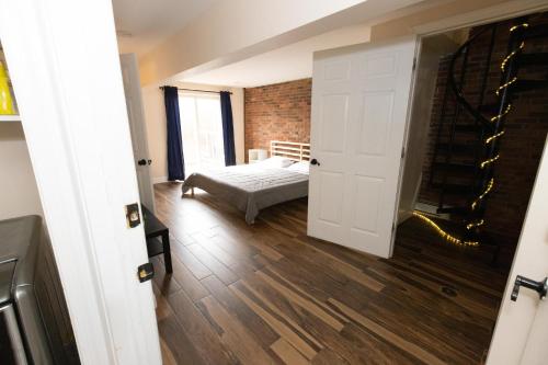 um quarto com uma cama e uma parede de tijolos em Elegant & Spacious 3-Bed Space near NYC em Jersey City