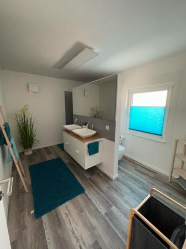 巴林根的住宿－FeWo Style，带浴缸、水槽和窗户的浴室