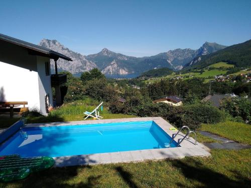 a swimming pool with a view of the mountains at Gemütliches Landhaus in Panorama-Lage mit herrlichem See- und Bergblick in Vichtau
